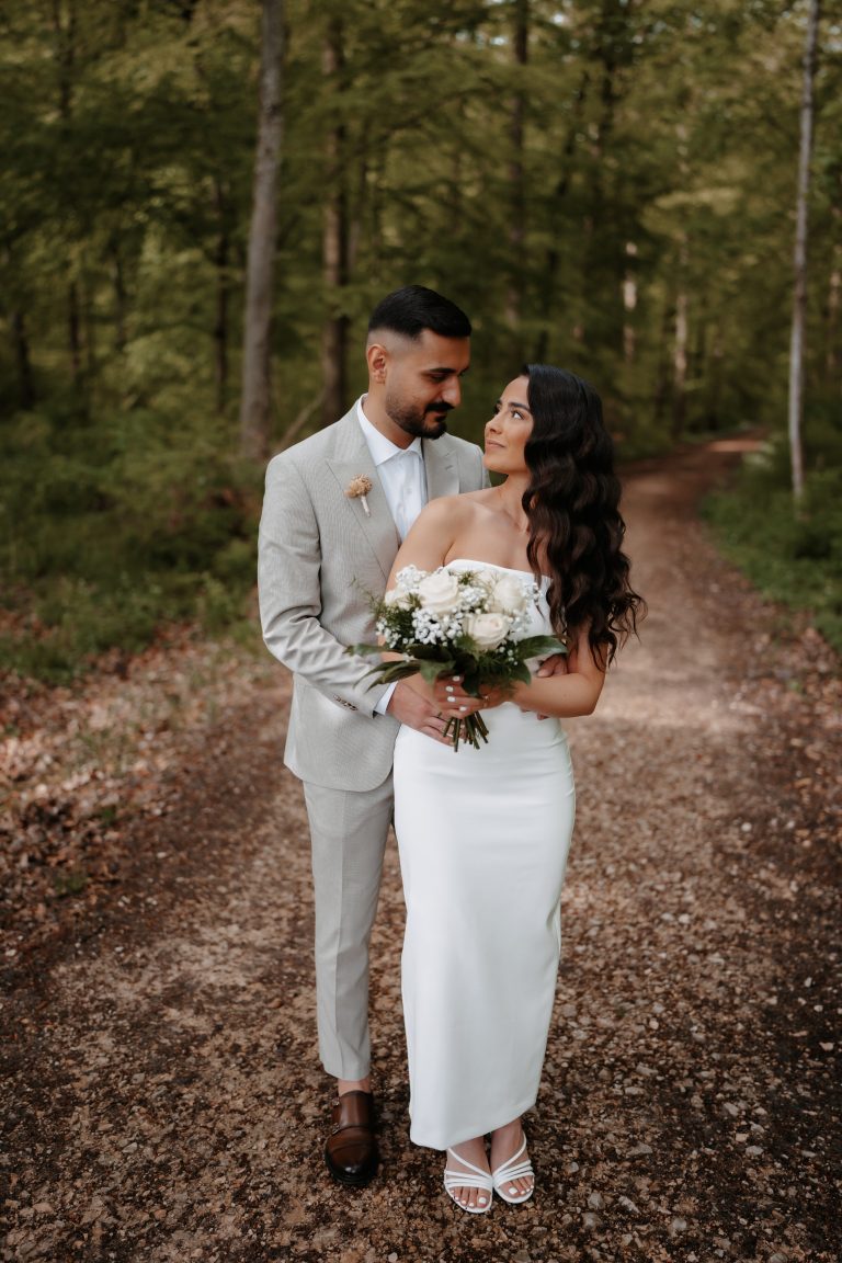 Brautpaar in einem Wald zusammen.
