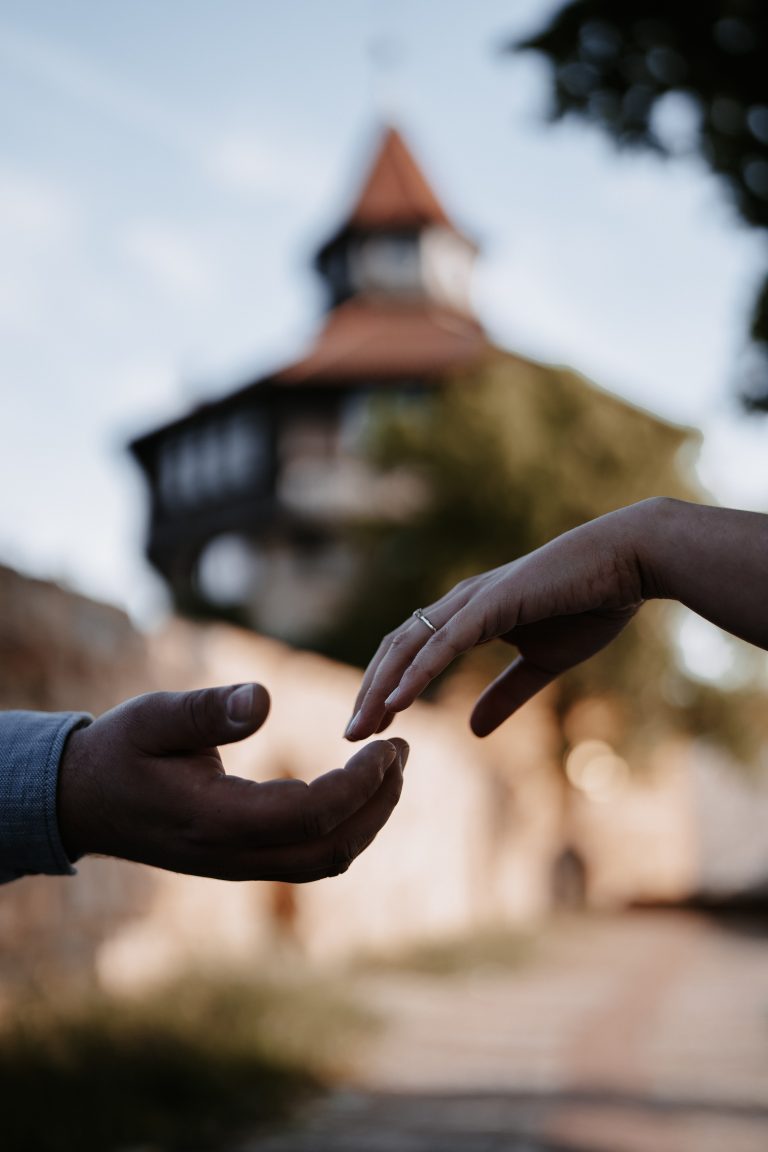 Hände von Braut und Bräutigam