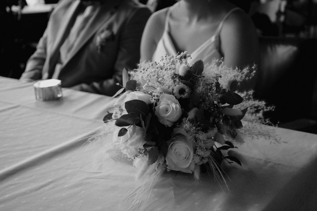 Schwarz-weiss Bild von Brautpaar im Standesamt.