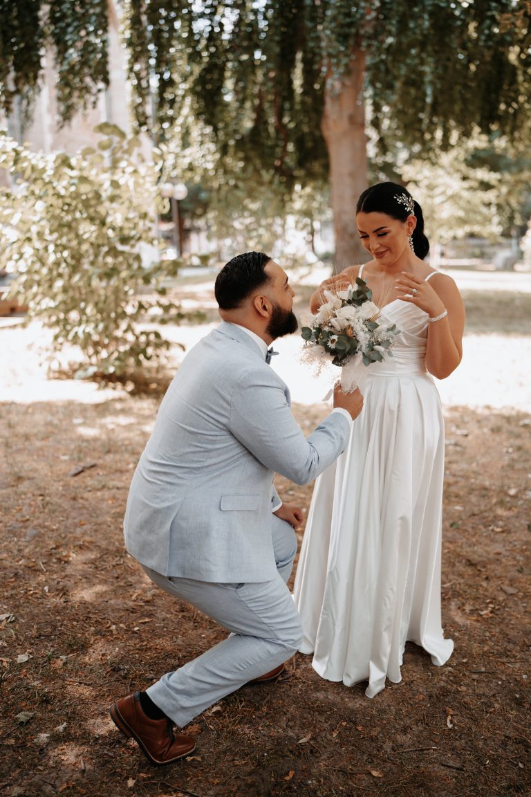 Bräutigam kniet vor der Braut.