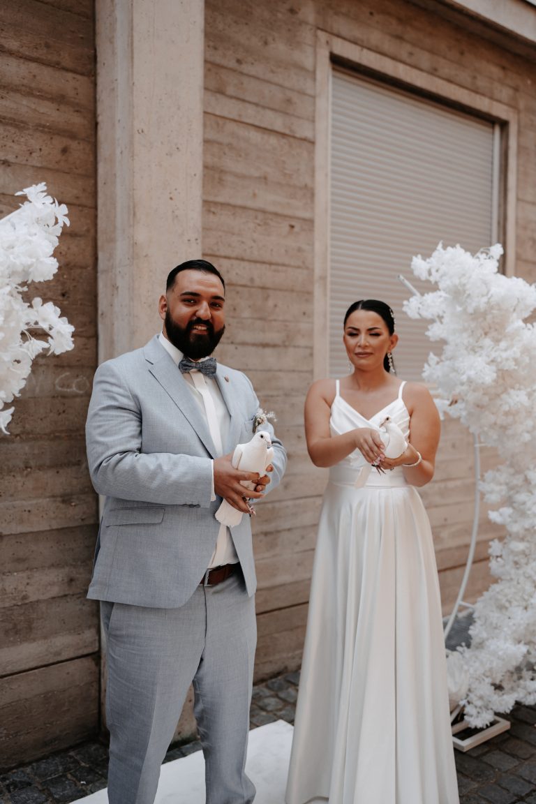 Brautpaar Bissingen mit weißen Tauben in den Händen.