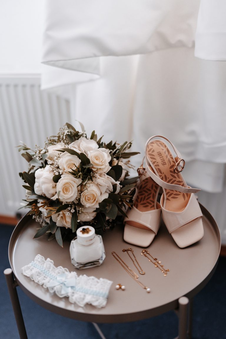 Blumenstrauß und Schuhe.