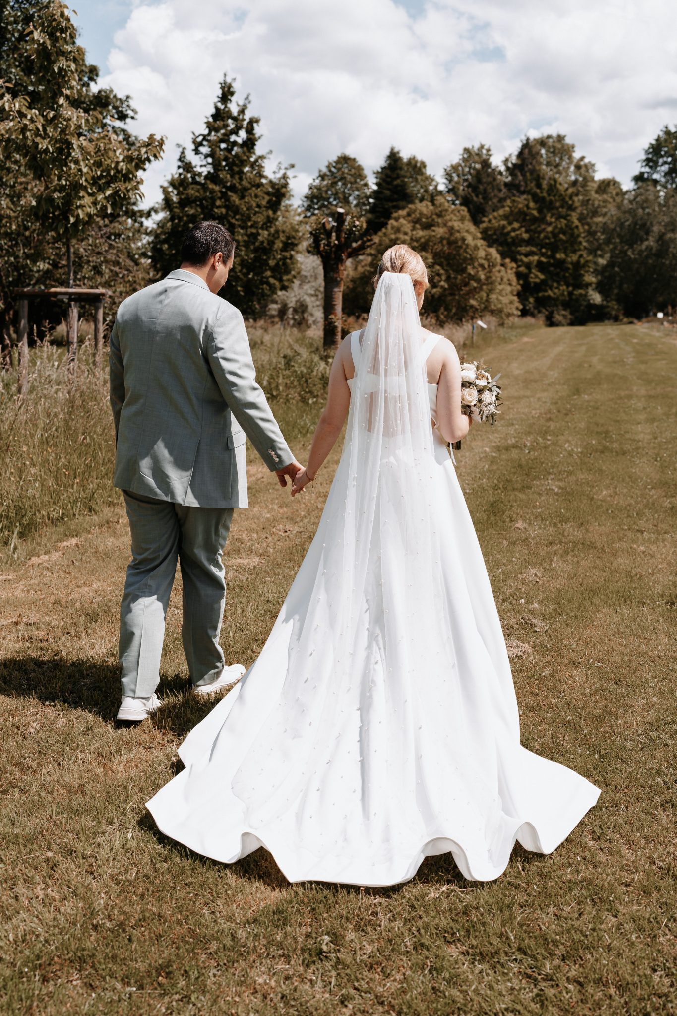 Brautpaarshooting auf einer Wiese.