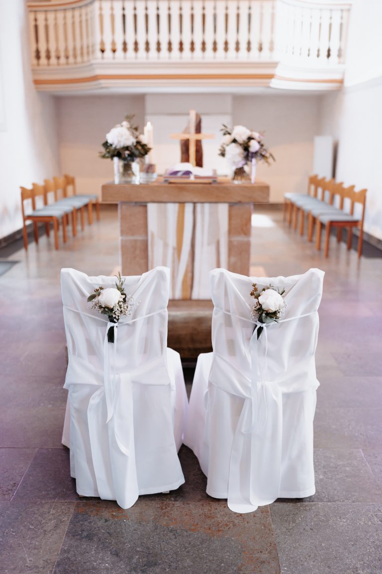 Stühle an dem das Brautpaar sitzt.