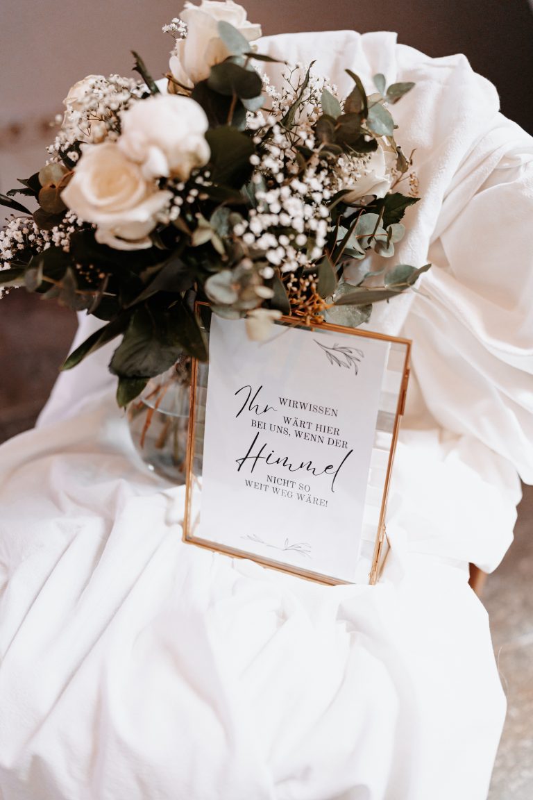 Schöner weisser Blumenstrauß und Hochzeitsdeko.
