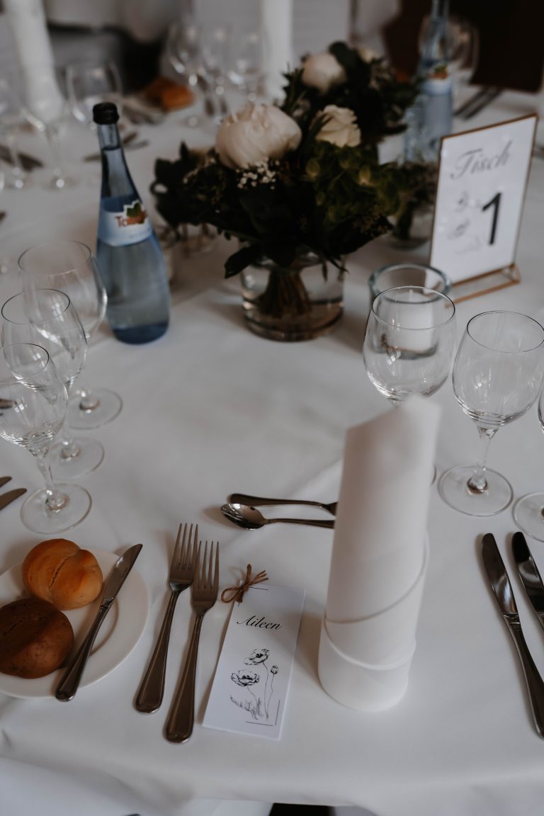 Hochzeitsdeko auf einem Tisch.