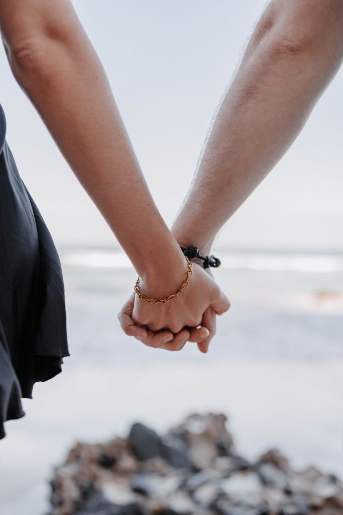 Händchen halten am Strand.