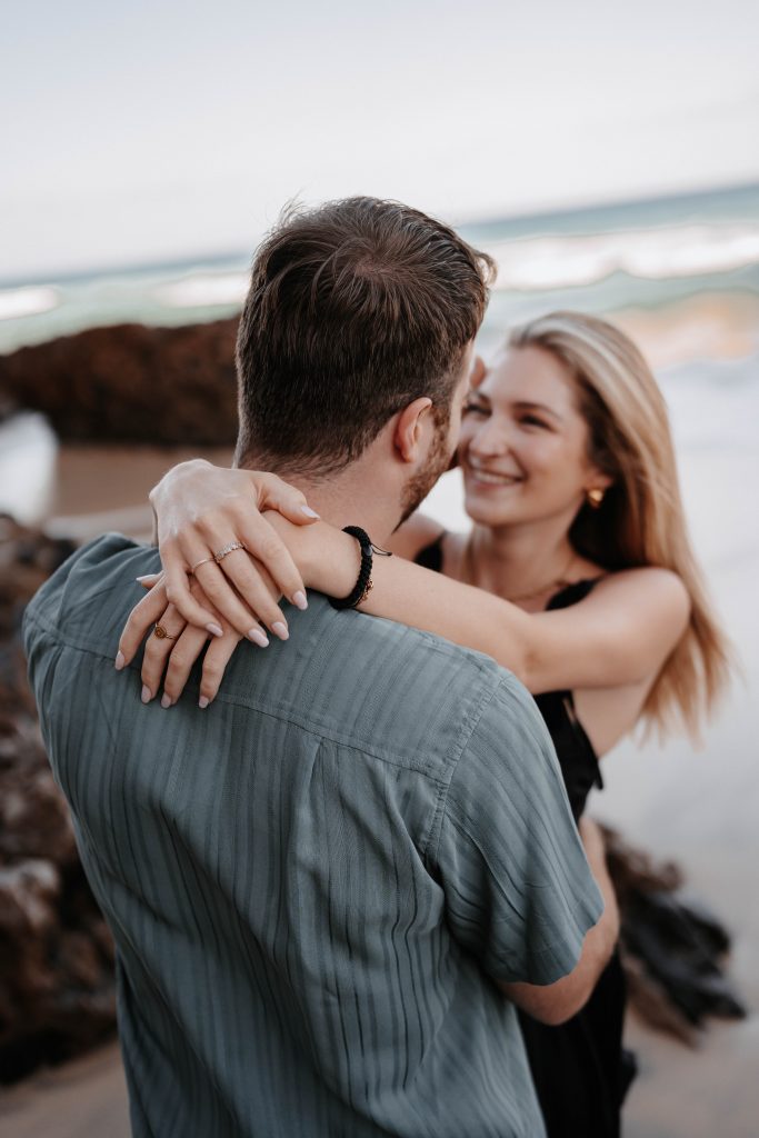 Pärchen am Strand fotografiert.