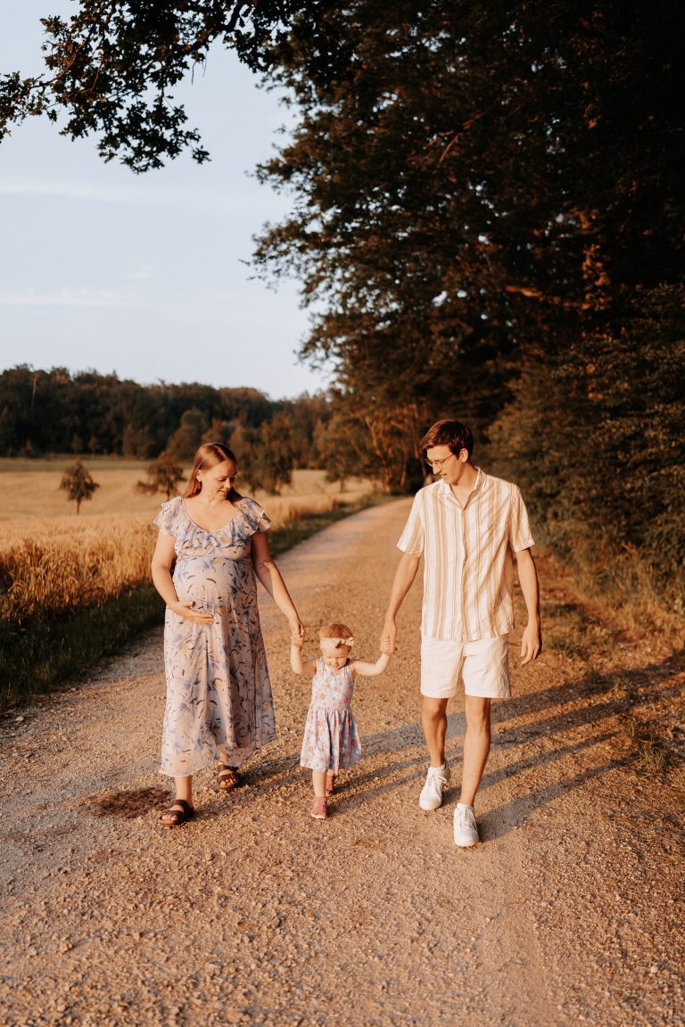Familienshooting auf einem Feldweg.
