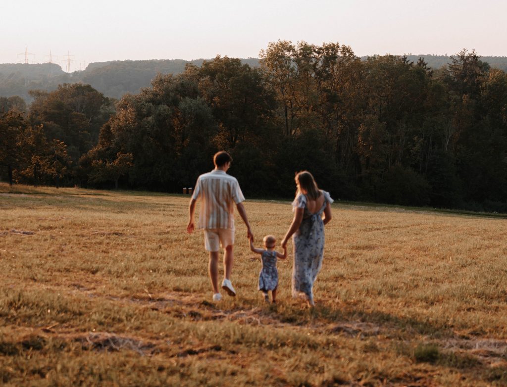 Familienshooting auf einer Wiese