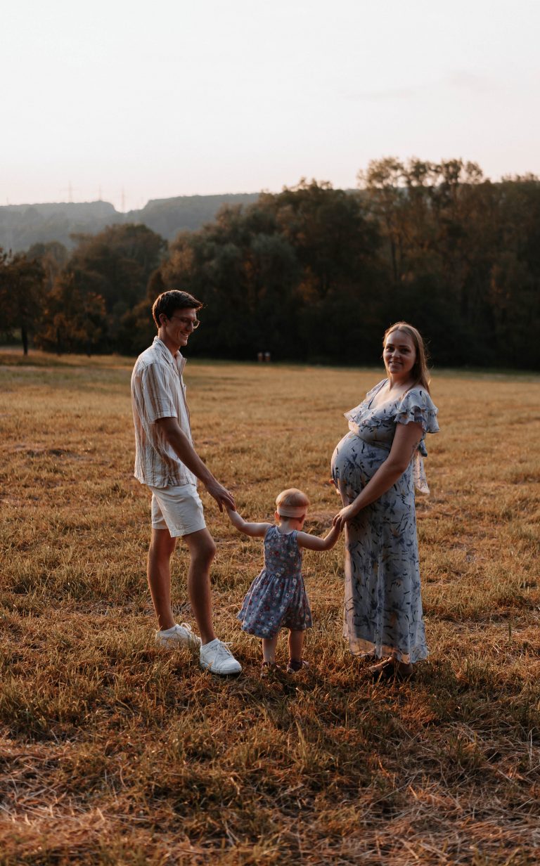 Familienshooting auf einer Wiese.