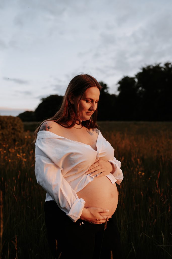 Schwangere Frau und werdende Mutter im Sonnenuntergang.