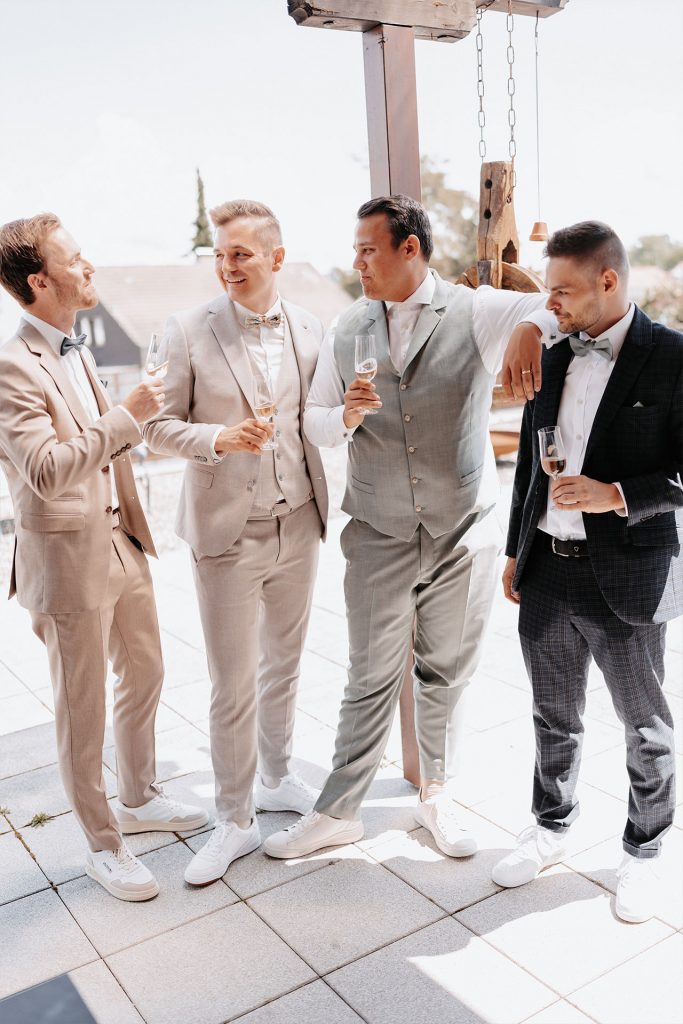 Bräutigam mit den Trauzeugen. Goldenphotos by Ana Schmauder Hochzeitsfotografin